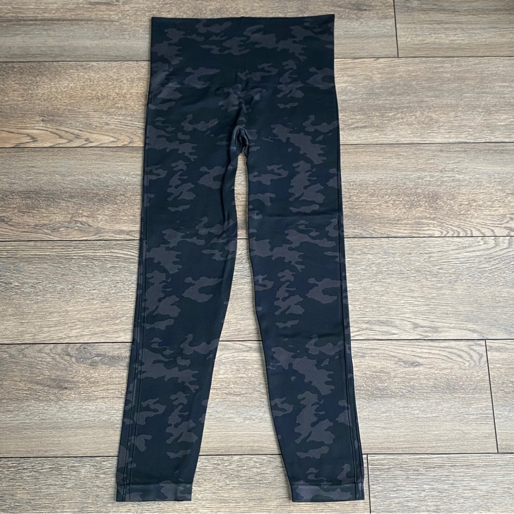 Spanx Look At Me Now Seamless Leggings Black Camo Sz XL
